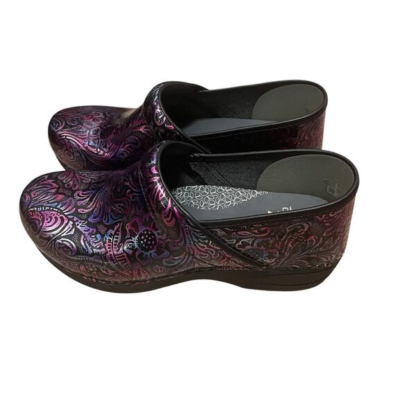 Dansko XP Purple Engraved Floral Clogs Size 10.5-11 NEW - Picture 5 of 7